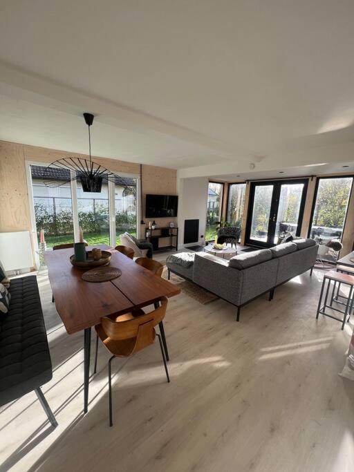 Moderne Bungalow Voor 6 Personen 朱丽安娜多普 外观 照片